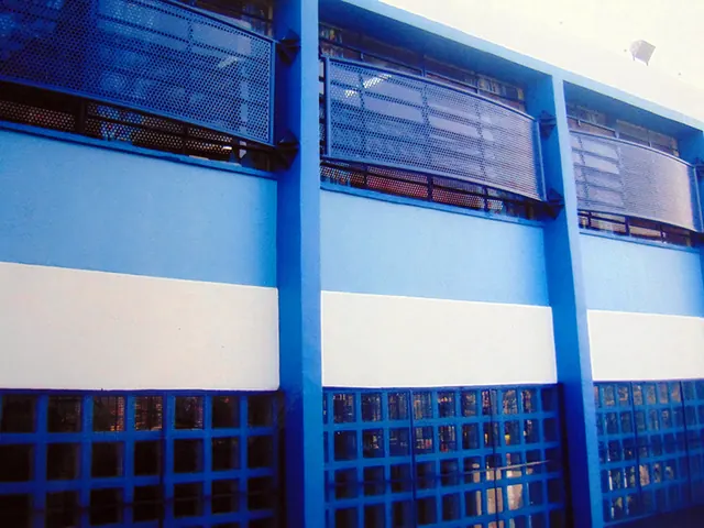 Fachada em azul e branco — Almeida Reis