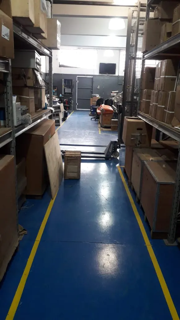 Piso azul com demarcação de circulação — Almeida Reis