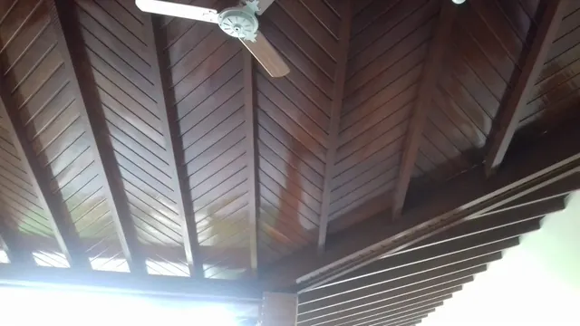Detalhes do forro de madeira — Almeida Reis