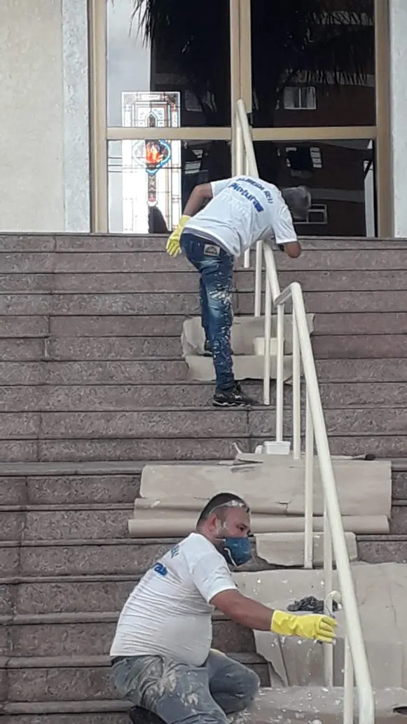 Equipe em trabalho na escadaria — Almeida Reis