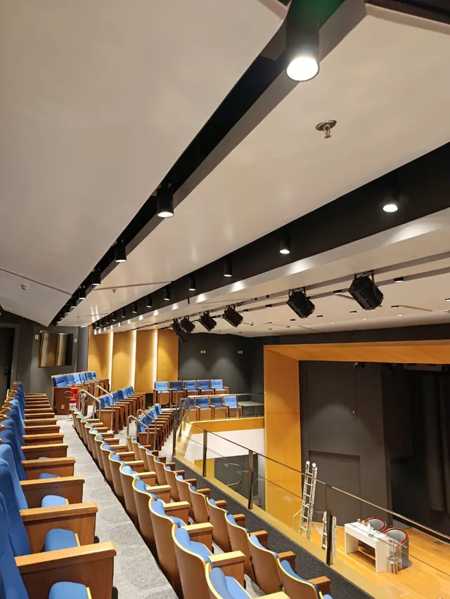 Pintura de teto e paredes do auditório — Almeida Reis