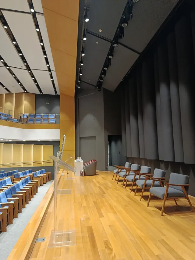 Acabamento de palco e auditório — Almeida Reis